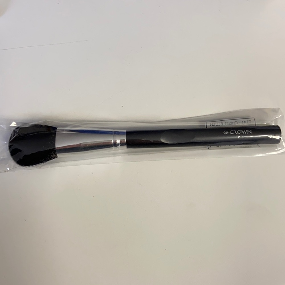 Crown Chisel Blush Brush